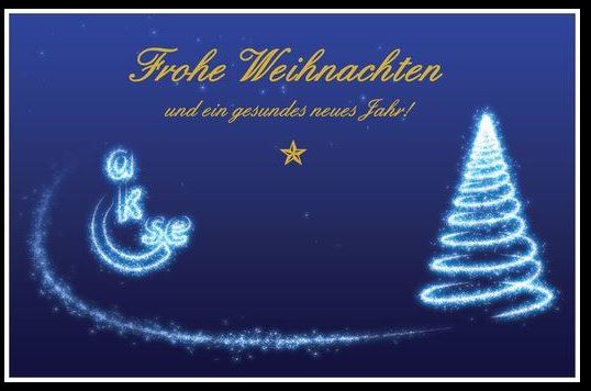 Auf der Karte ist links das akse Logo in weiß-leuchtender Schrift und rechts ist in ein Tannenbaum in weiß-leuchtender farbe. Oben in der mitte steht: Frohe Weihnachten und ein gesundes neues Jahr!
