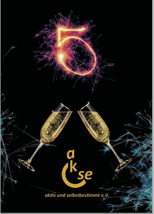 oben ist eine 5 mit Feuerwerk drunter 2 Sektgläser die anstoßen und unten das akse Logo in Gold